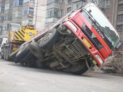大货车遭遇地陷，受损失“找谁赔”？道路货物运输索赔指南